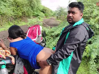 Kavita, the Indian Desi hotty, loves a hot outdoor rail with her paramour